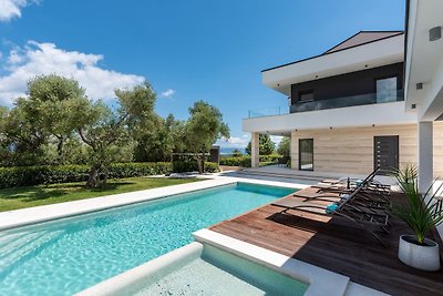 Luxurious Villa Laurea