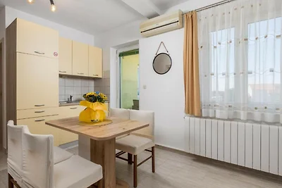 Exquisite Wohnung Gelb in Meeresnähe