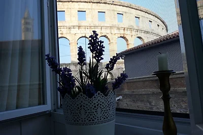 Amphitheater Art Apartment