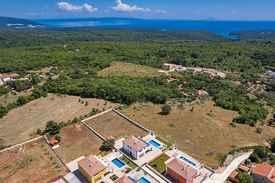 Enchanting Villa North with Pool and Jacuzzi