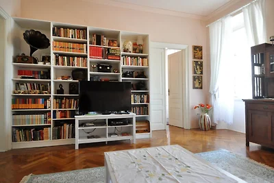 Amphitheater Art Apartment