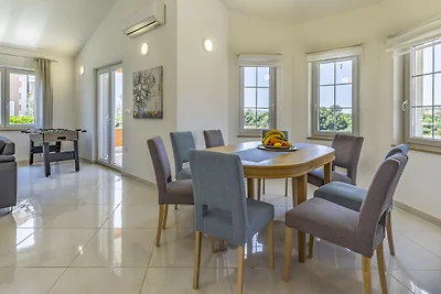 Lotus Elite Villa mit Pool und Whirlpool 4