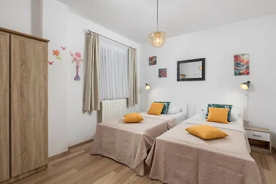 Schöne Wohnung Rot in der Nähe des Strandes