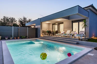 Moderne Familienvilla Mia mit privatem Pool