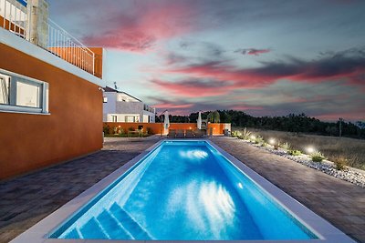 Enchanting Villa South with Pool and Jacuzzi