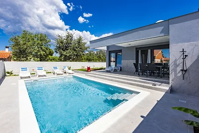 Moderne Familienvilla Teo mit privatem Pool