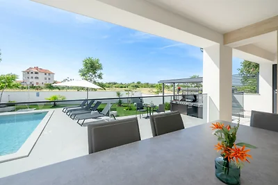 Villa Polaris - Luxurious Vacation Oasis