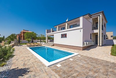 Bezaubernde Villa West mit Pool und Whirlpool