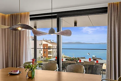 Beautiful apartment right by the sea with a...