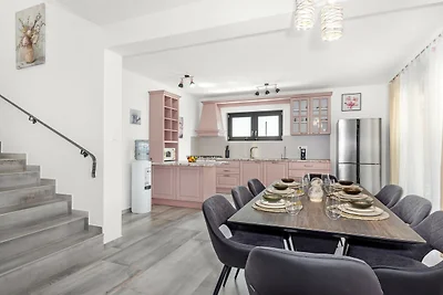 Bezaubernde Villa West mit Pool und Whirlpool