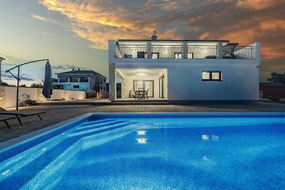 Enchanting Villa North with Pool and Jacuzzi