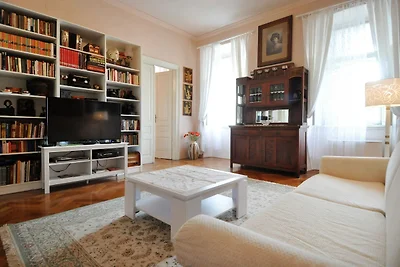 Amphitheater Art Apartment
