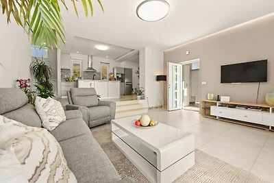 Moderne Villa Novek mit Pool und Meerblick