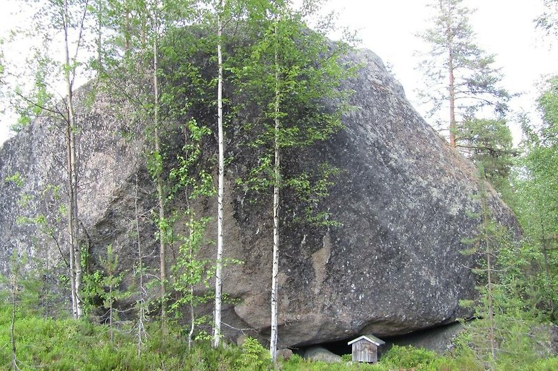 Ragnhildsstenen, der größte Felsen Europas. Es ist ein schöner Weg 10 Minuten entfernt .