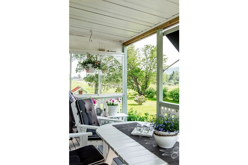 Gemeinsame luxuriöse Terrasse, um Ihr Frühstück oder Ihren Kaffee mit Blick auf die Berge und den Garten zu genießen
