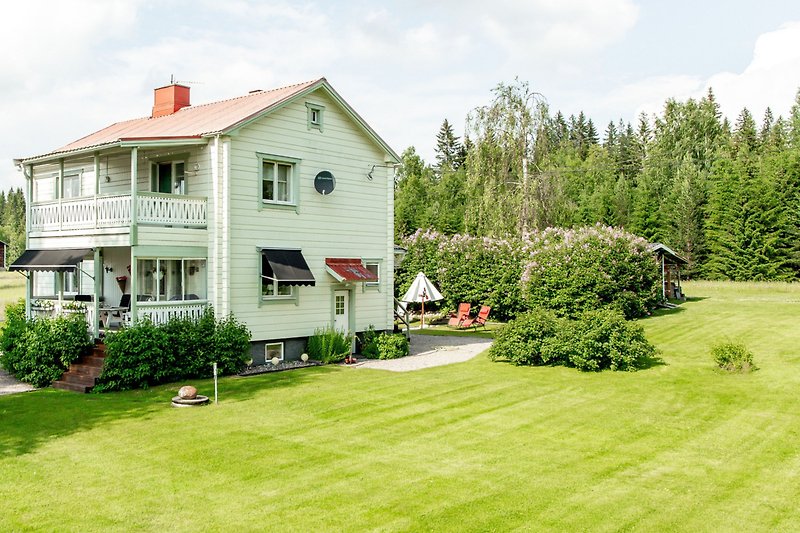 Traditionelles schwedisches Haus mit modernem Touch in einem wunderschönen Garten, der an einen großen Wald grenzt