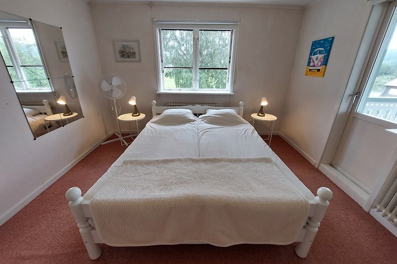 Traditionelles französisches Bett aus Holz (1,60 m). Bequeme Matratze und mehrere verschiedene Kissen