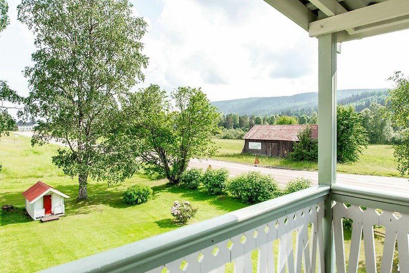 Berg- und Waldblick von der privaten Terrasse Ihres Gästezimmers