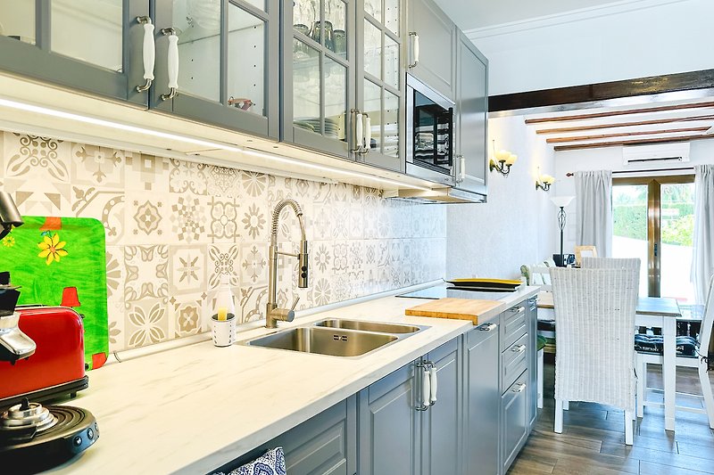 Moderne Küche mit Granitarbeitsplatte und Edelstahlspüle.