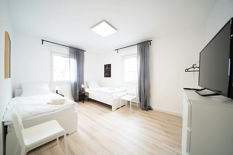 Modernes Schlafzimmer mit stilvoller Einrichtung und Holzmöbeln.
