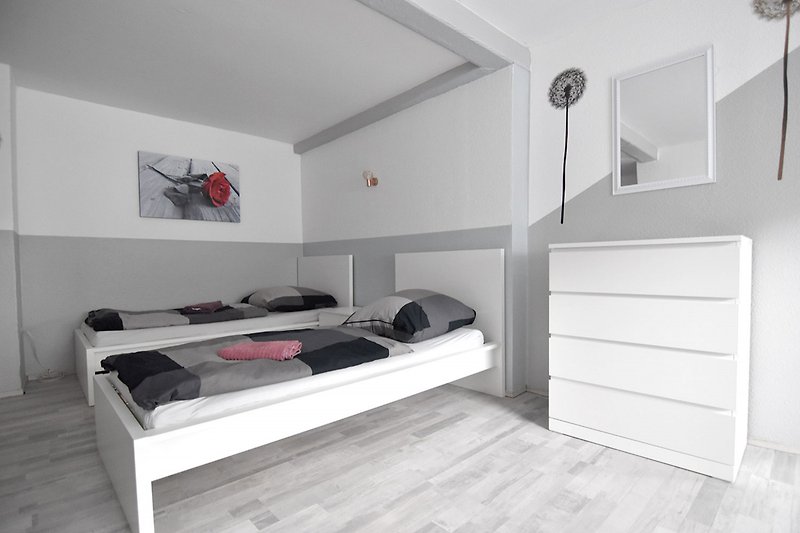 Stilvolles Schlafzimmer mit gemütlichem Bett und Holzmöbeln.