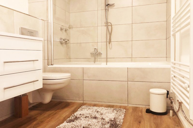 Schönes Badezimmer mit lila Akzenten und Holzdetails.