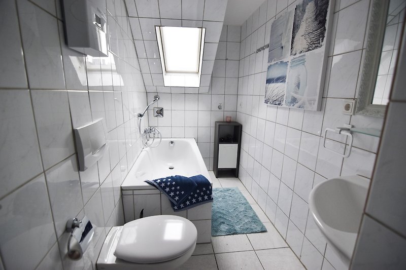 Schönes Badezimmer mit lila Akzenten und modernen Sanitäranlagen.