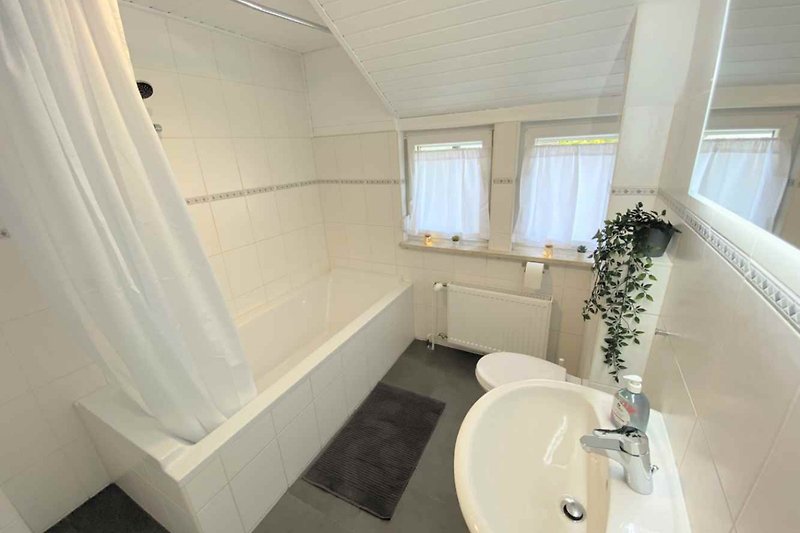 Schönes Badezimmer mit Badewanne, Waschbecken und stilvoller Einrichtung.