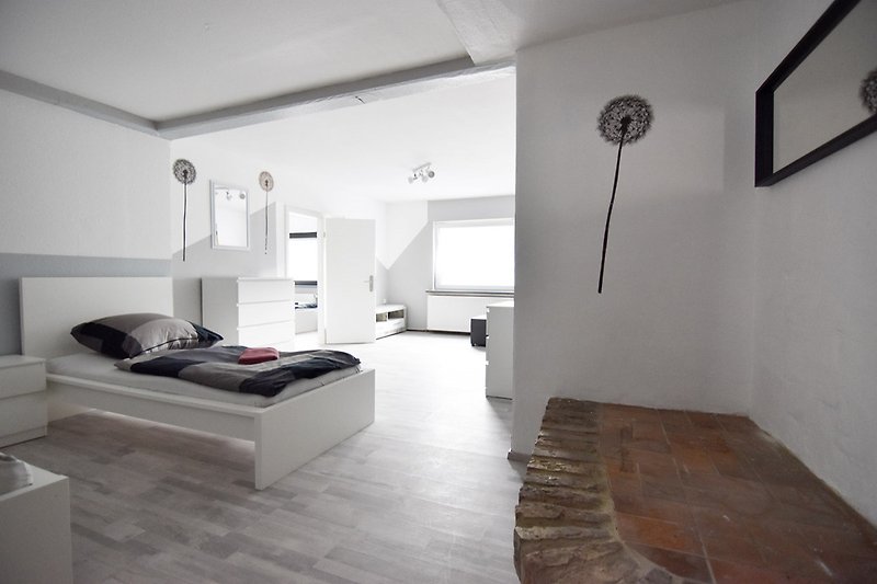 Stilvolles Wohnzimmer mit moderner Architektur und schwarz-weißem Interieur.