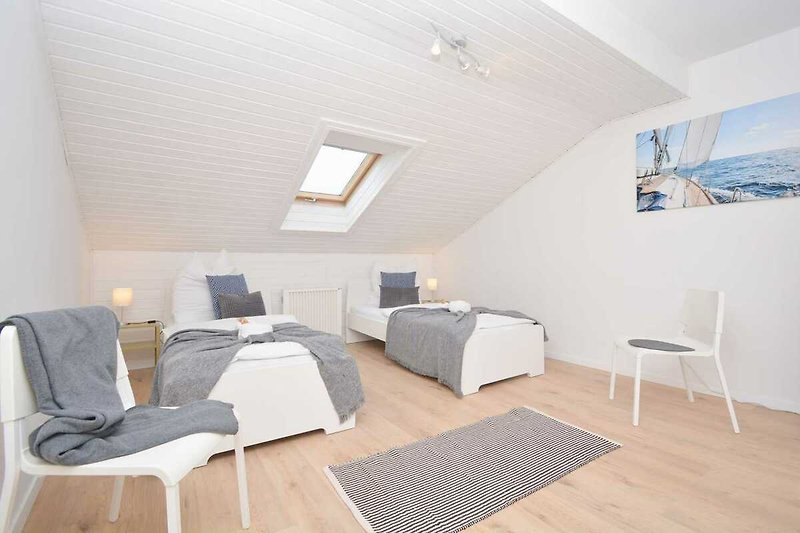 Moderne Wohnung mit stilvoller Einrichtung und gemütlichem Holzboden.
