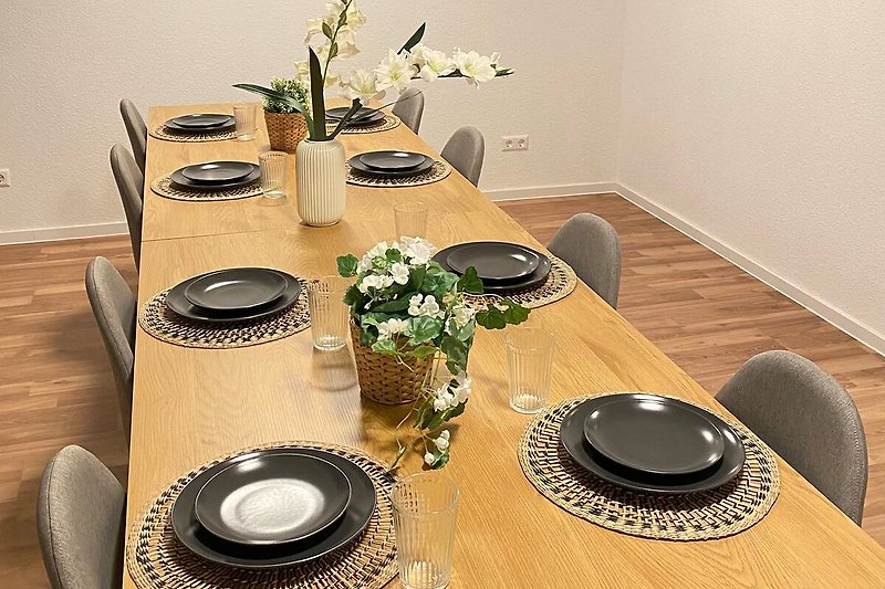 Schöner Tisch mit stilvollem Geschirr und Blumen.