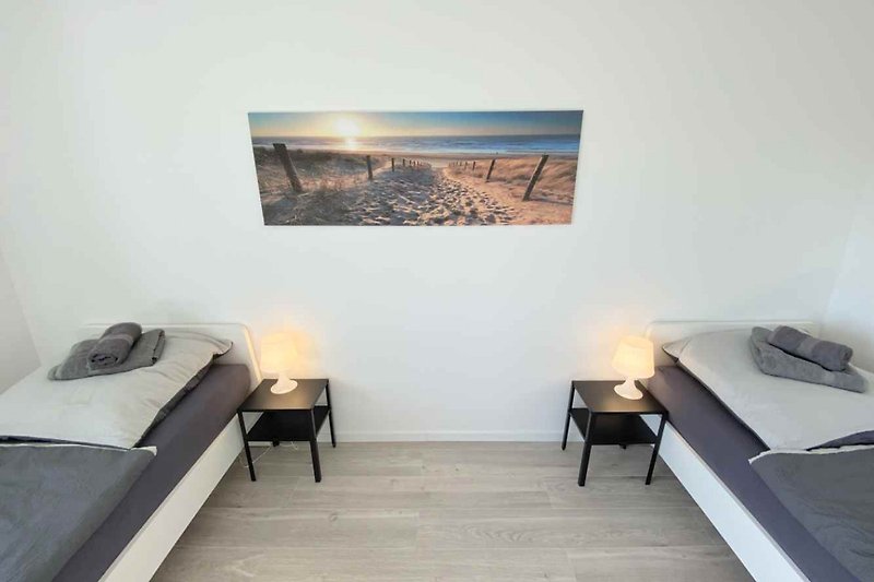 Gemütliches Apartment mit stilvollem Interieur, Holzboden und schöner Kunst.