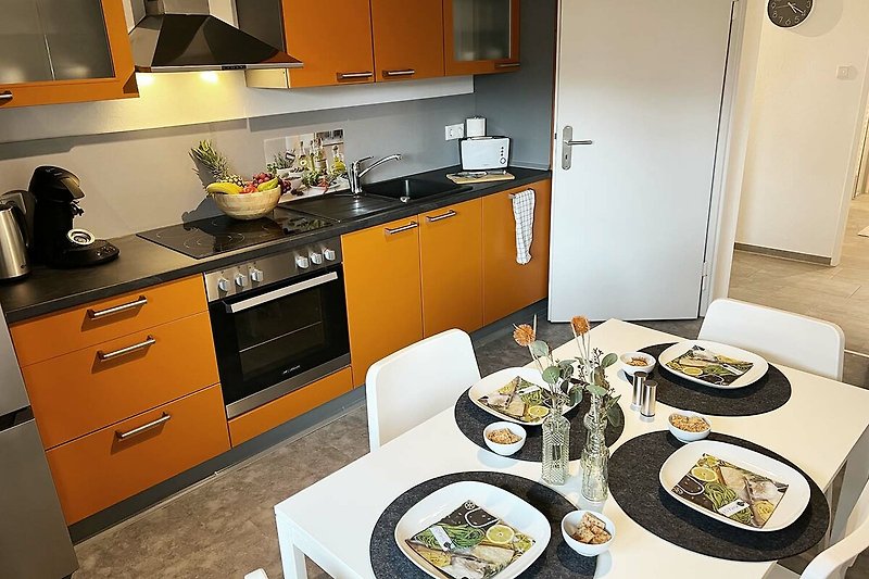 Moderne Küche mit stilvollen Schränken, Arbeitsplatte und Küchengeräten.