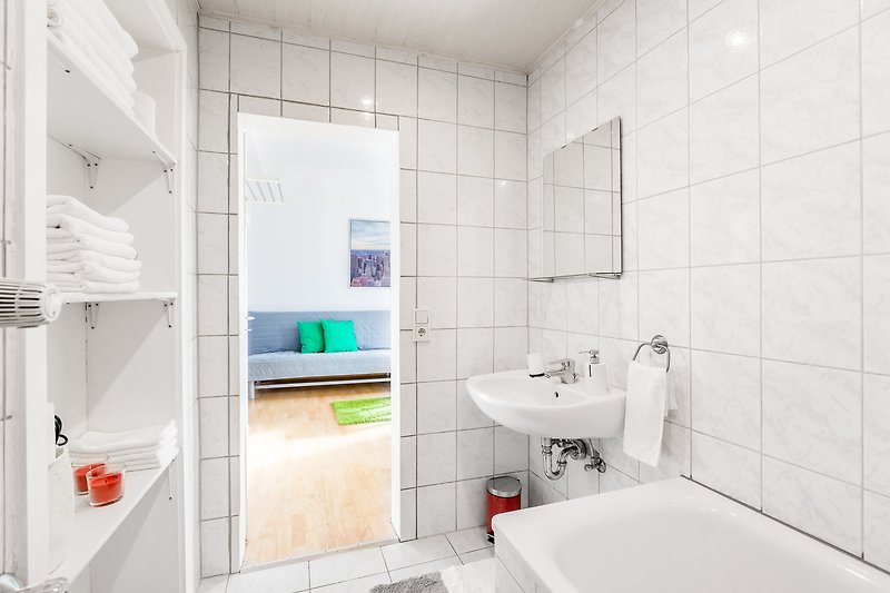 Schönes Badezimmer mit Waschbecken und Keramikfliesen.