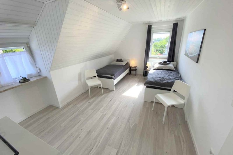 Gemütliches Wohnzimmer mit Holzboden, bequemer Couch und stilvoller Inneneinrichtung.