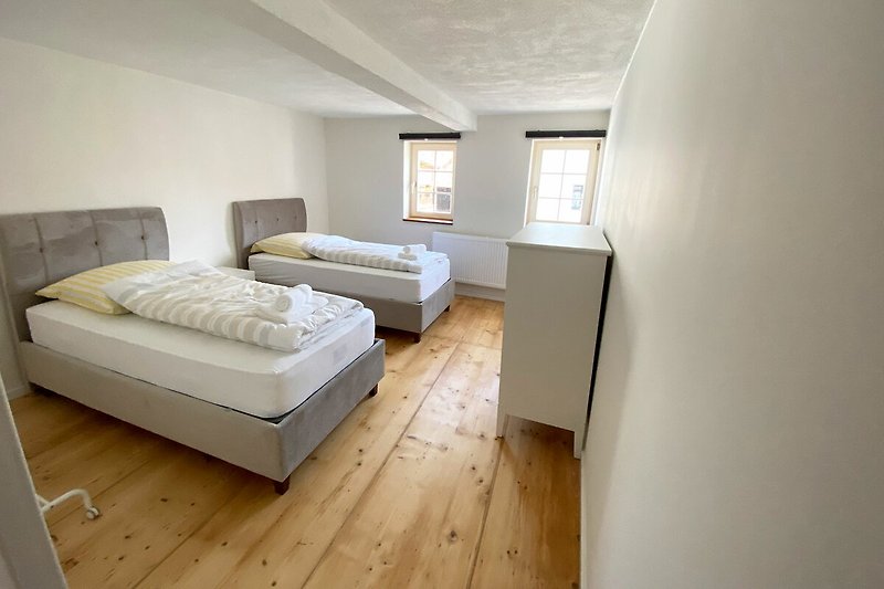 Gemütliches Schlafzimmer mit bequemem Bett und stilvollen Möbeln.