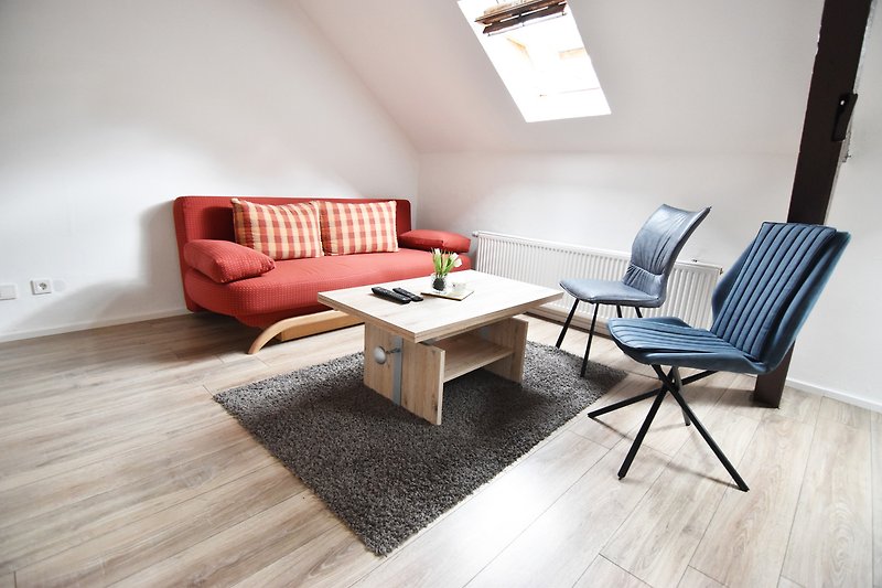 Stilvolles Wohnzimmer mit bequemen Möbeln und Holzboden.