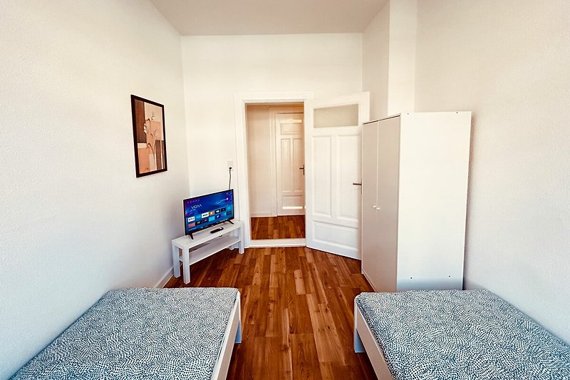 Gemütliches Schlafzimmer mit stilvollem Holzbett und schöner Einrichtung.