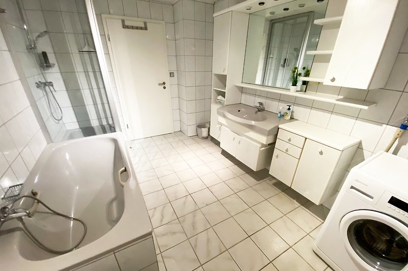 Schönes Badezimmer mit stilvoller Einrichtung und modernem Waschbecken.