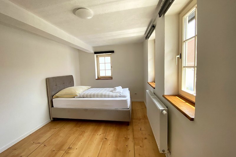 Gemütliches Schlafzimmer mit bequemem Bett und stilvoller Einrichtung.