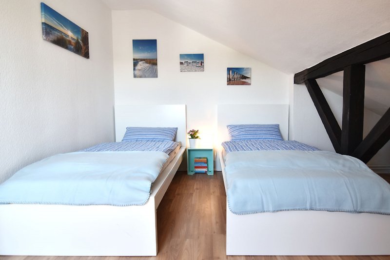 Komfortables Schlafzimmer mit stilvollem Interieur und gemütlichem Bett.
