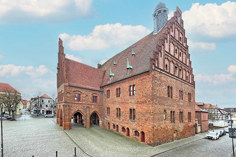 Schönes Haus mit mittelalterlicher Architektur und Ziegeldach.