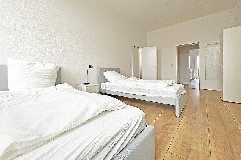 Gemütliches Schlafzimmer mit stilvollem Holzbett und hochwertiger Ausstattung.