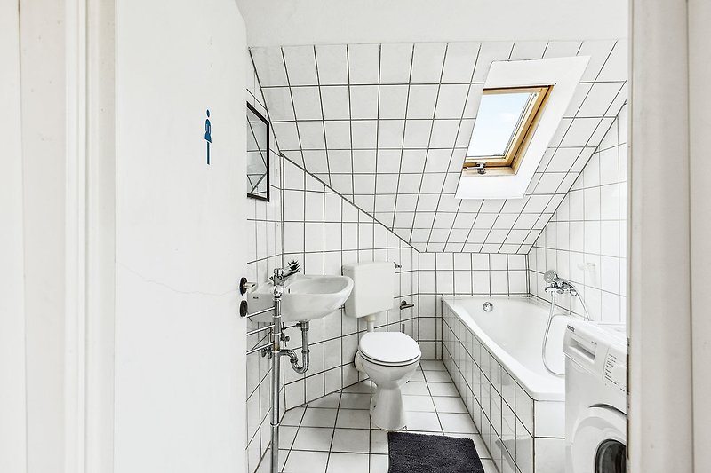 Schönes Badezimmer mit modernem Waschbecken und Armatur.