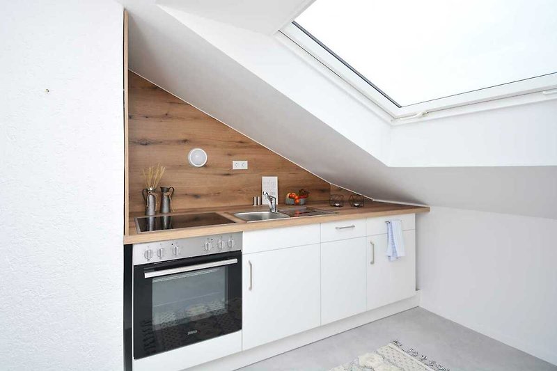 Gemütliche Küche mit stilvoller Einrichtung und Holzboden.