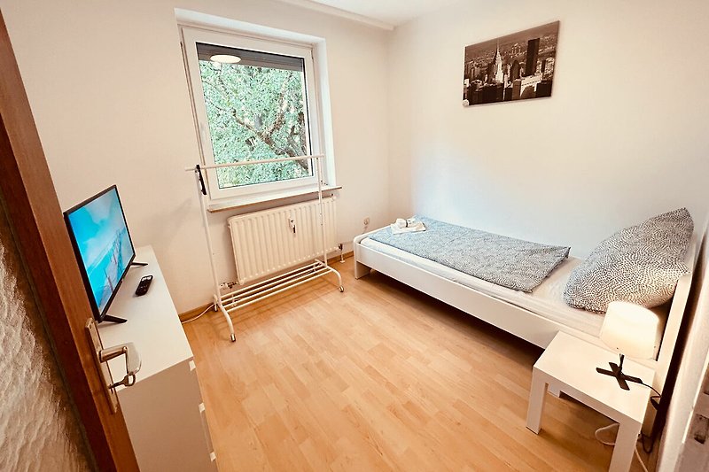 Komfortables Wohnzimmer mit stilvoller Inneneinrichtung und Holzboden.