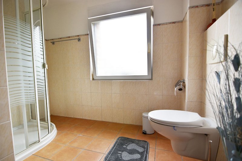 Stilvolles Badezimmer mit modernen Armaturen und Holzboden.