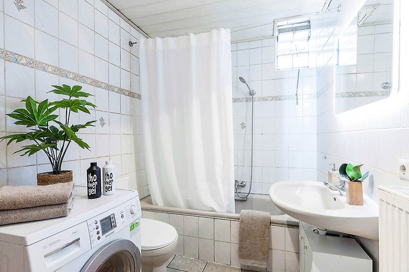 Schönes Badezimmer mit moderner Ausstattung und stilvollem Design.