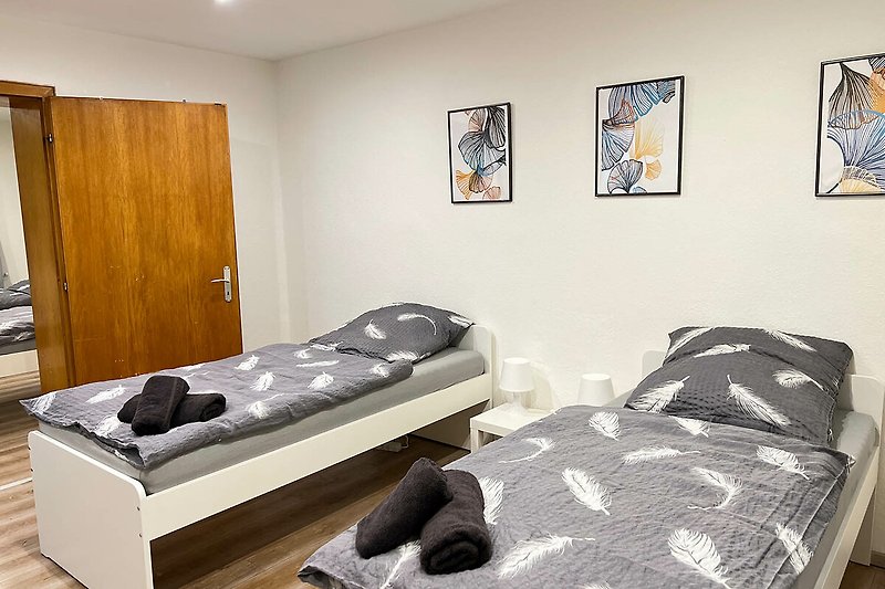 Stilvolles Schlafzimmer mit bequemem Bett und elegantem Bilderrahmen.