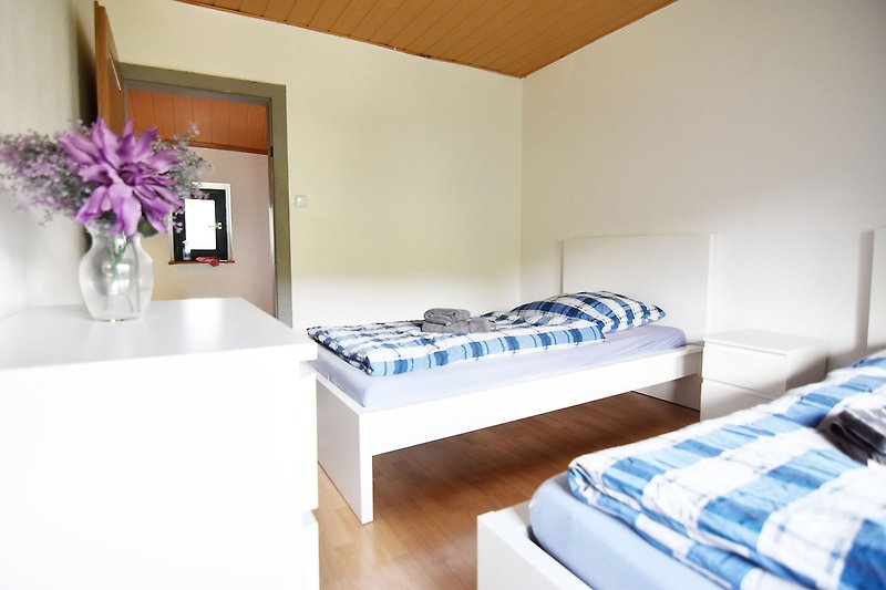 Schönes Holzhaus mit stilvoller Einrichtung und gemütlichem Bett.